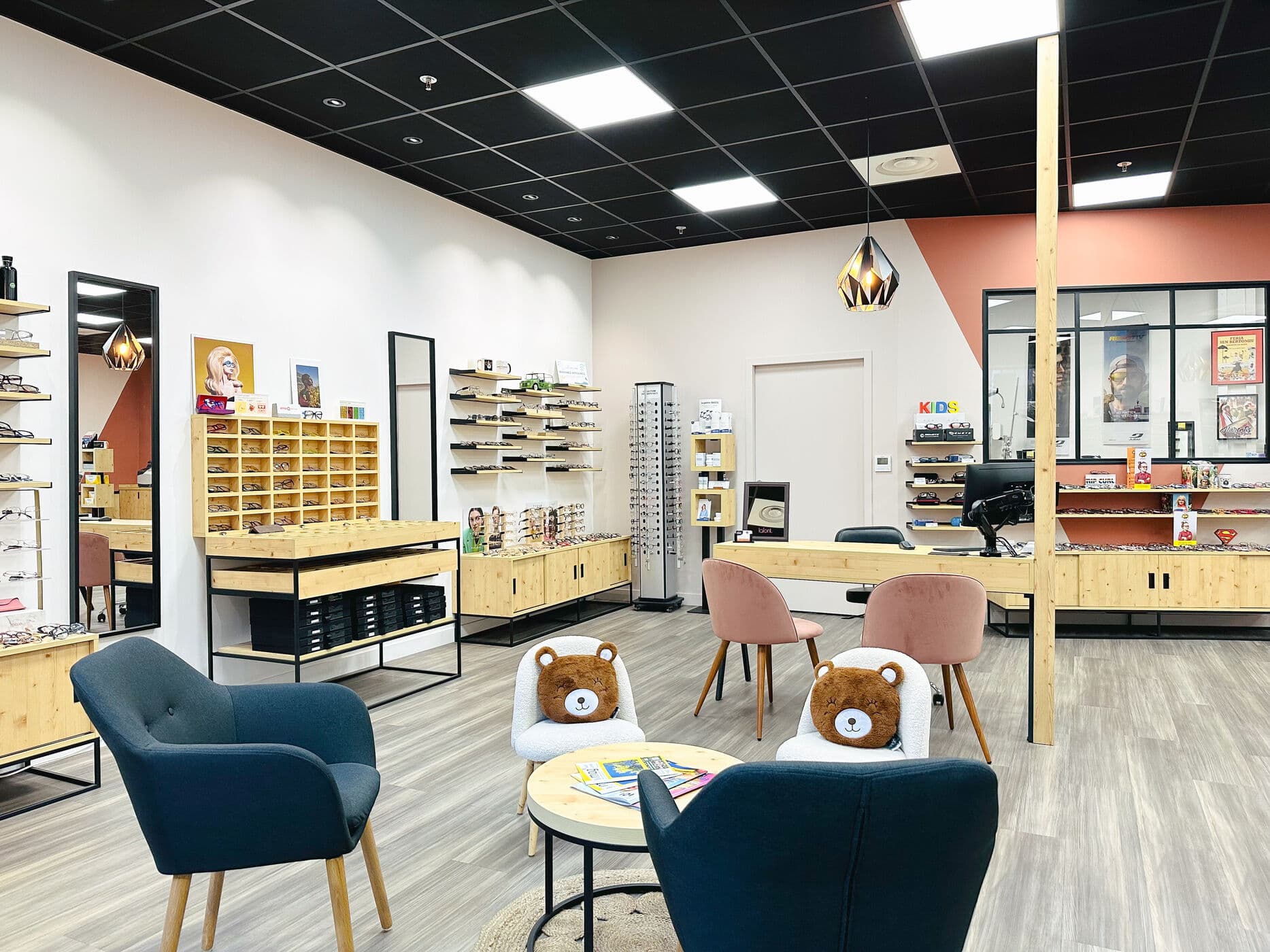 L'espace d'accueil du magasin : fauteuils, coussins en forme d'ours et mobilier en pin clair