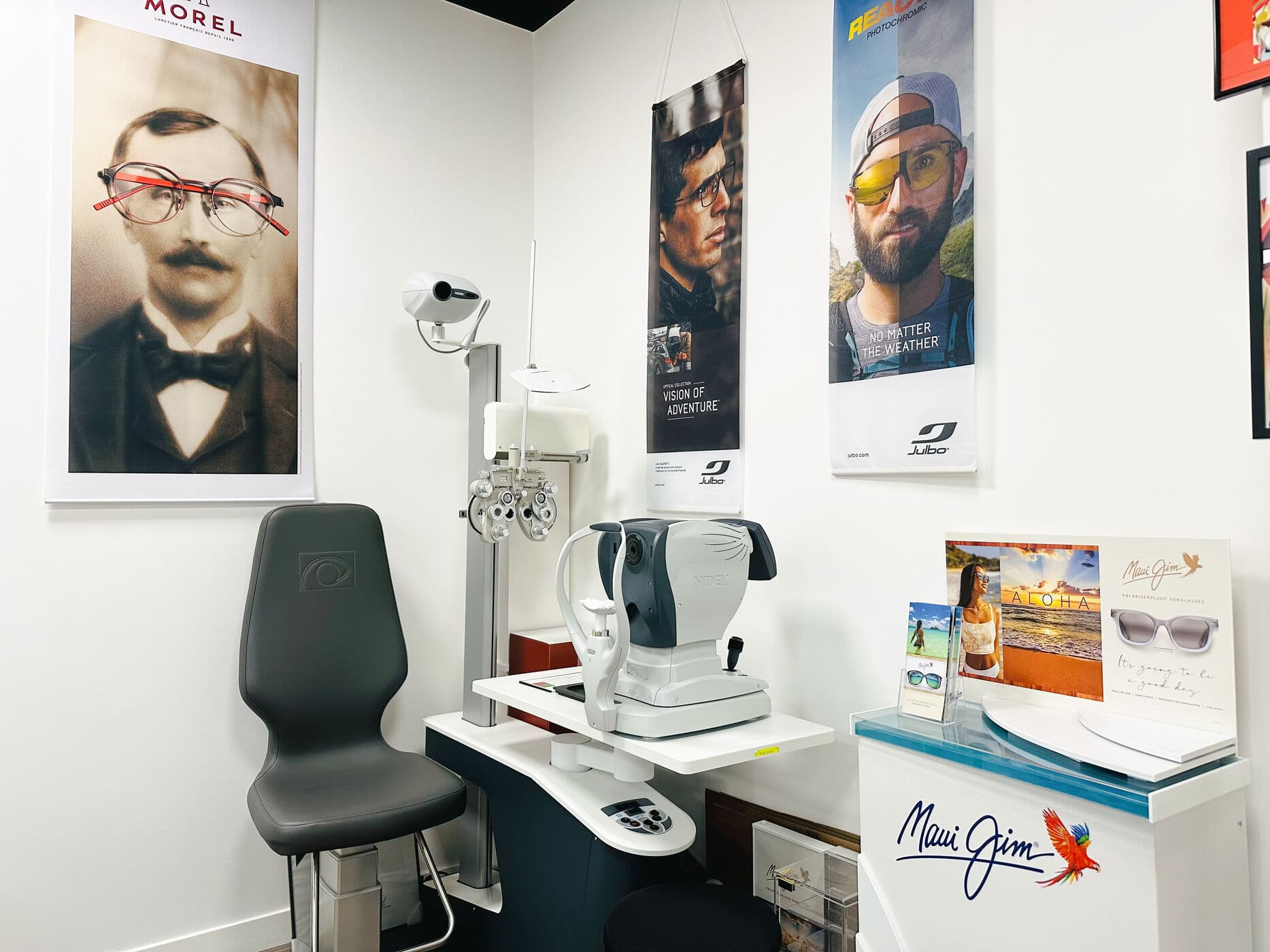 La salle d'examen de vue, avec les affiches Julbo de montagne et de sport au mur