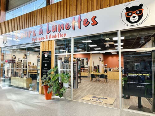 La vitrine du magasin dans la galerie du Super U, enseigne L'Ours à Lunettes, Optique et Audition